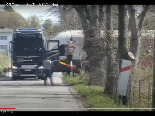 ノルウェーの線路上で立ち往生していたトラックに電車が激突する動画に恐怖！