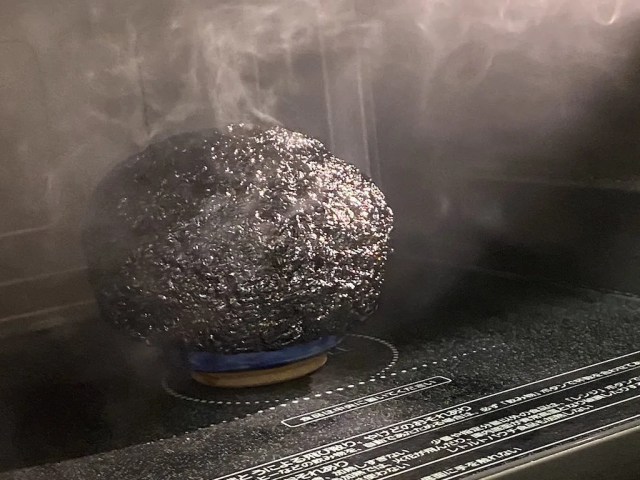 レンジでプリンを作ろうとしたところ、ダークマターか金だわしを生み出す結果にw